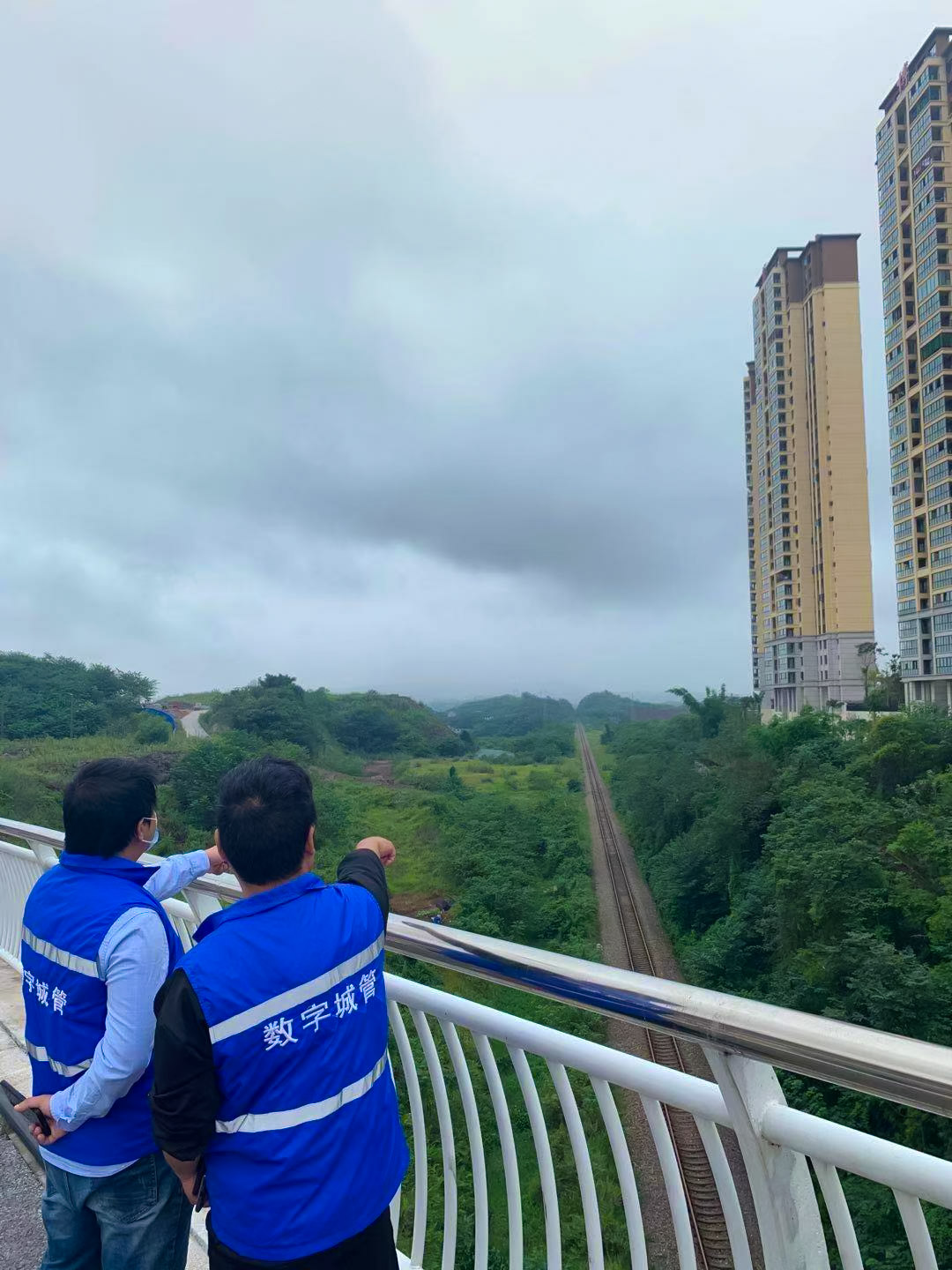 震后鐵路沿線(xiàn)安全巡查，保障鐵路穩定運行